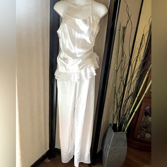 La Vie En Rose stunning 2 Piece Pyjama Set in cream satin with ruffles. Size XL - Picture 2 of 16